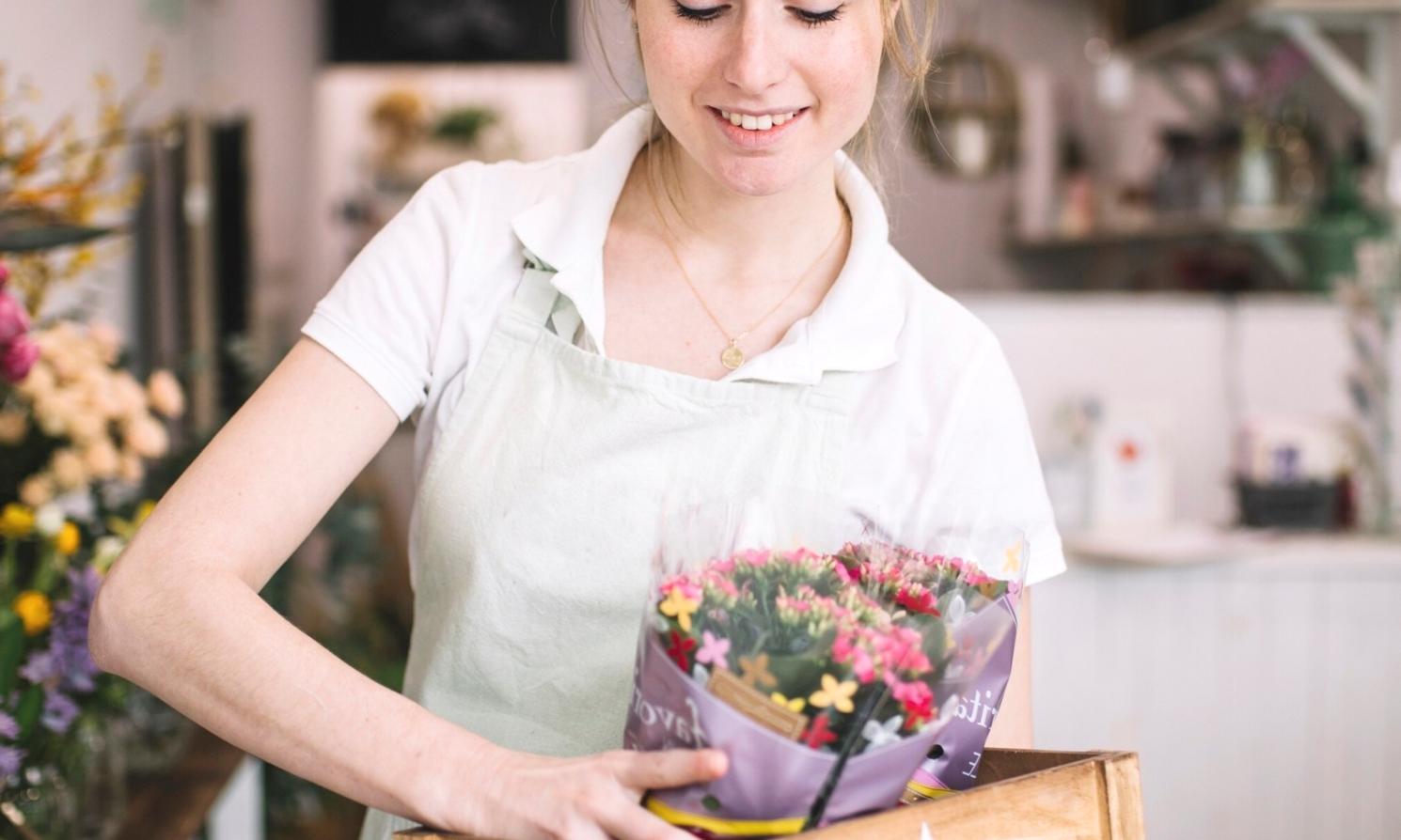 Praktische Blumenarrangement-Übung mit verschiedenen Schnitttechniken