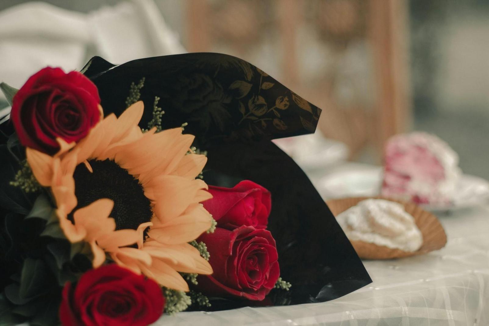 Detaillierte Nahaufnahme eines professionell gestalteten Blumenarrangements mit verschiedenen Blütenformen und Texturen